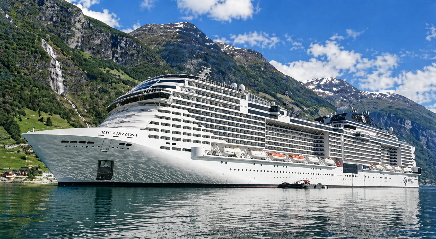 Crucero blanco atracado en un puerto con el reflejo del barco en el agua tranquila.