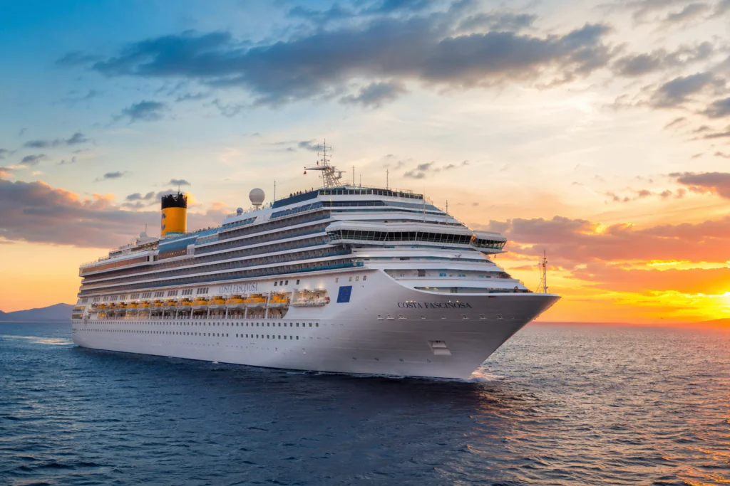 Descubre el Costa Fascinosa, un crucero lleno de lujo, entretenimiento y destinos únicos para unas vacaciones inolvidables.